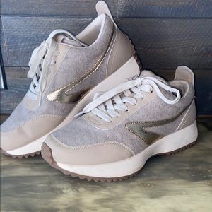 Stylish Women's Sneakers in Cream and Gold size 8